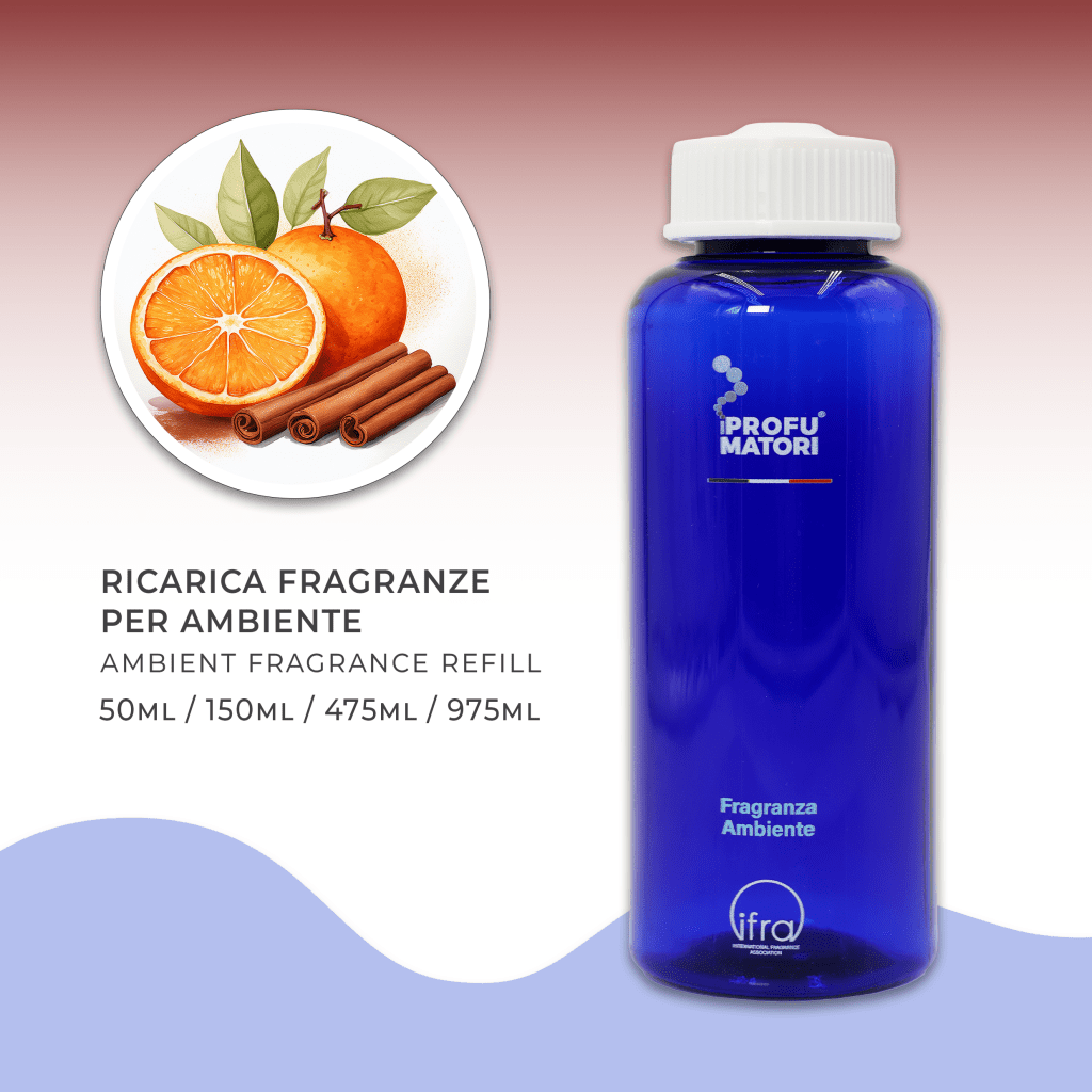 Flacone blu di ricarica per fragranza ambiente 'Arancia e Cannella' de I Profumatori. Sono indicati i formati di ricarica: 50ml, 150ml, 475ml, 975ml. A sinistra, un'illustrazione circolare mostra mezza arancia fresca e tre stecche di cannella, che rappresentano le note principali della fragranza.