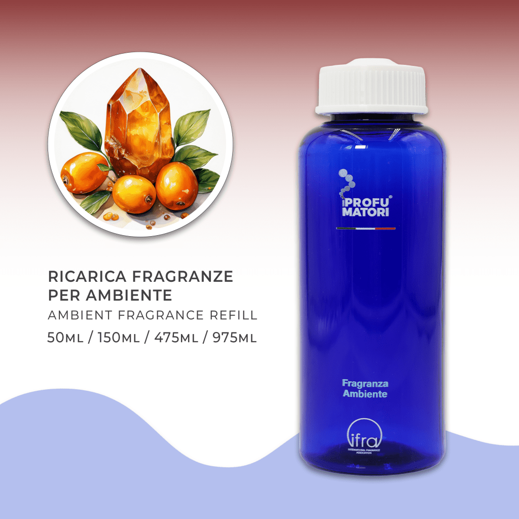 Flacone blu di ricarica per fragranza ambiente 'Ambra Preziosa' de I Profumatori. Sono indicati i formati di ricarica: 50ml, 150ml, 475ml, 975ml. A sinistra, un'illustrazione circolare mostra un cristallo d'ambra arancione affiancato da tre frutti di kumquat, evocando le note olfattive della fragranza.
