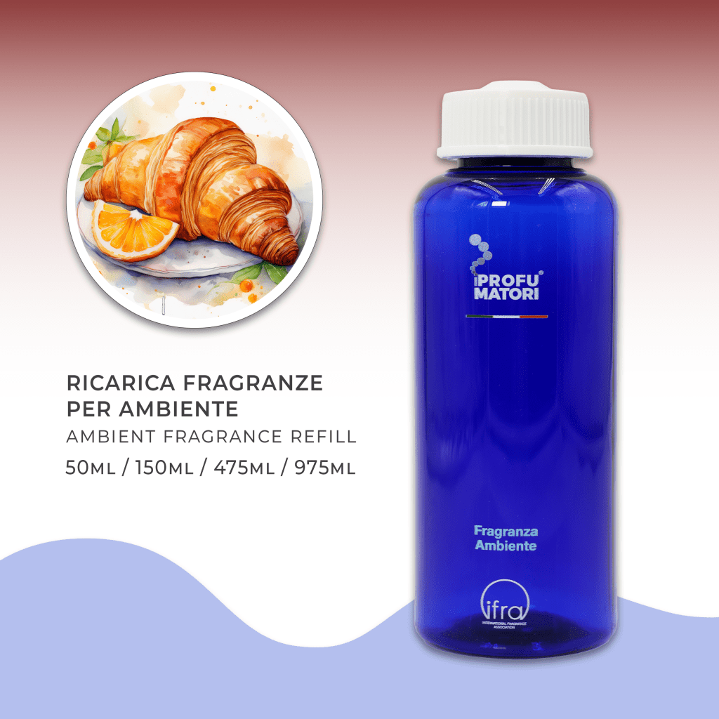 Flacone blu di ricarica per fragranza ambiente de I Profumatori, con indicazione dei formati disponibili. A sinistra, un'illustrazione circolare mostra un croissant dorato appena sfornato affiancato da una fetta d'arancia fresca, che evocano il profumo della fragranza 'Croissant'