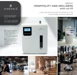 Diffusore professionale di fragranze Scenteca AD-P3 – Per ambienti benessere, accoglienza e relax L’immagine presenta il diffusore di fragranze Scenteca Modello AD-P3, progettato per migliorare l’atmosfera in contesti dedicati all’accoglienza, al relax e al benessere del cliente. Il dispositivo, dal design essenziale e moderno, è dotato di display digitale e serbatoio a vista. È adatto a spazi fino a 100 m² / 300 m³. A sinistra del diffusore, una descrizione bilingue evidenzia il valore dell’esperienza sensoriale: Luoghi focalizzati sull’esperienza del cliente, il relax e la creazione di un’atmosfera piacevole. Places focused on customer experience, relaxation, and the creation of a pleasant atmosphere. A destra, quattro immagini illustrano ambienti ideali per l’utilizzo del prodotto: Beauty store: spazio luminoso ed elegante con espositori di cosmetici e prodotti skincare. Barber shop: salone moderno con poltrone da barbiere e illuminazione calda. Studio: sala pilates con attrezzature e atmosfera rilassata, ideale per il benessere fisico. Palestra (Gym): ambiente fitness attrezzato, dove la profumazione migliora comfort e motivazione. Nella parte superiore, logo Scenteca e payoff bilingue: “Stile e fragranza in un solo gesto / Style and fragrance in a single gesture”.