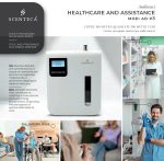 Immagine descrittiva del diffusore di fragranze Scenteca – Modello AD-P3, linea Healthcare and Assistance. Al centro della composizione si trova il dispositivo diffusore Scenteca, di colore bianco, con display digitale acceso e fessura verticale per il livello del liquido. Accanto al diffusore, il testo in italiano e inglese evidenzia i benefici del prodotto: "Essenze delicate che contribuiscono a creare un ambiente più sereno e accogliente, migliorando la percezione degli spazi dedicati alla cura." In alto a destra, la dicitura: “Ambienti Healthcare and Assistance – Mod. AD-P3 – Copre 100 metri quadrati / 300 metri cubi”. Nella parte destra dell'immagine, quattro fotografie ambientali mostrano esempi di utilizzo: Farmacia: una farmacista in camice bianco controlla un tablet tra gli scaffali dei medicinali. Studio dentistico: un dentista sorride e fa il gesto "ok" con la mano guantata. RSA / Casa di riposo: un’operatrice sanitaria assiste una donna anziana in carrozzina, mentre altri anziani socializzano sullo sfondo. Studio professionale / Psicologico: una terapeuta parla con una paziente in un ambiente confortevole e informale. In alto a sinistra, il logo Scenteca con lo slogan: “Stile e fragranza in un solo gesto” / “Style and fragrance in a single gesture”.