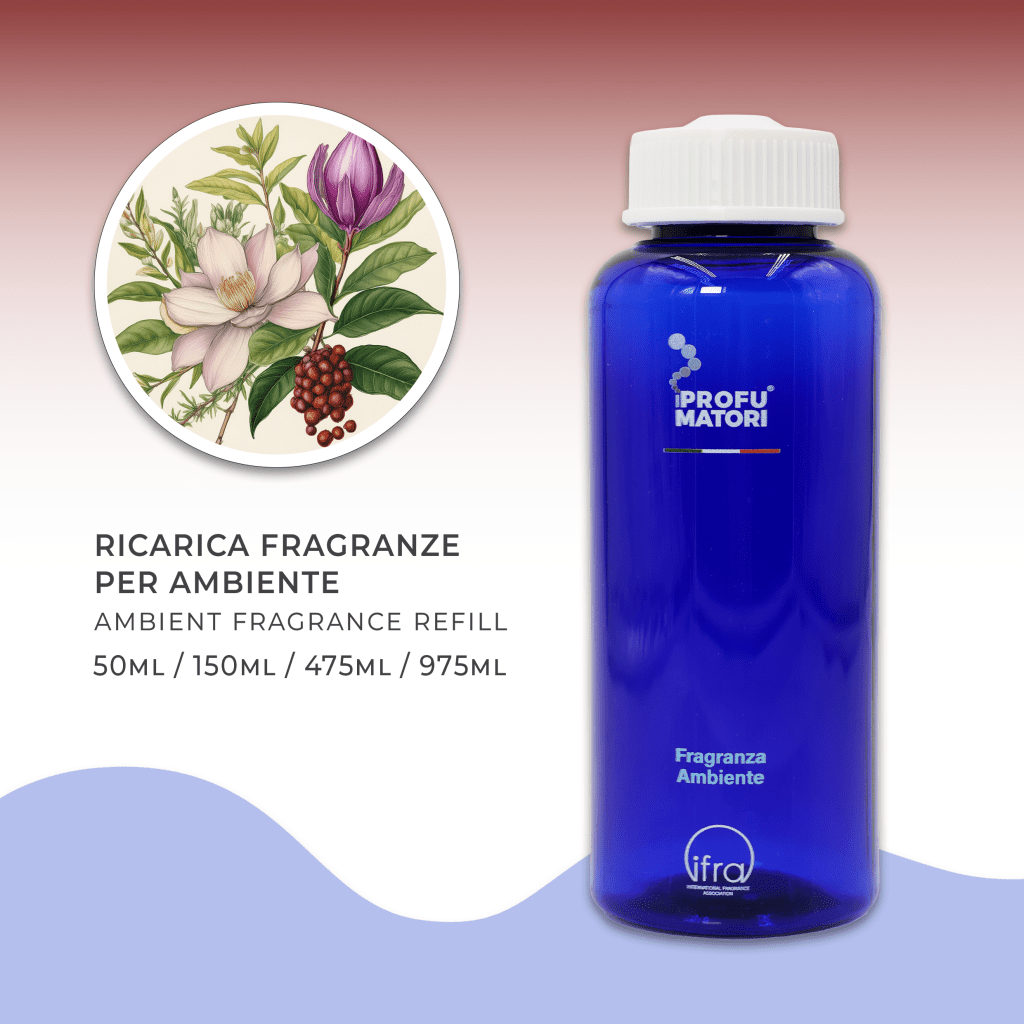 Flacone blu di ricarica per fragranza ambiente 'Amazing Amazon' de I Profumatori. Sono indicati i formati di ricarica: 50ml, 150ml, 475ml, 975ml. A sinistra, un'illustrazione circolare mostra un fiore di magnolia bianca, un fiore di magnolia viola e bacche rosse, che evocano la flora amazzonica