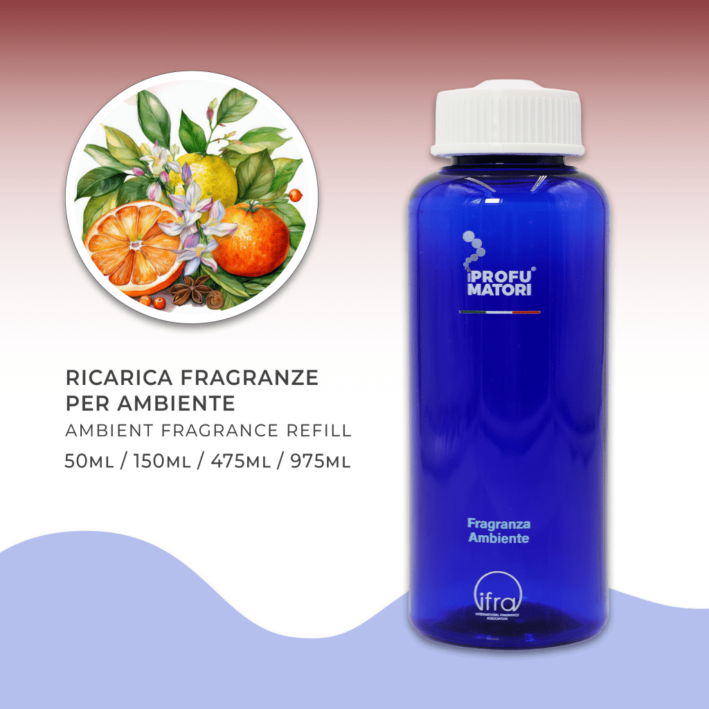 Una ricarica di profumo per ambiente 'I Profumatori' da circa 500ml, contenuta in una bottiglia di plastica blu scuro con tappo bianco. Sotto le scritte 'RICARICA FRAGRANZE PER AMBIENTE / AMBIENT FRAGRANCE REFILL' sono elencati i formati disponibili: 50ml, 150ml, 475ml, 975ml. Un'illustrazione circolare mostra le note olfattive principali della fragranza 'Fiori di Luce', con agrumi (arance e limoni), fiori bianchi e anice stellato.