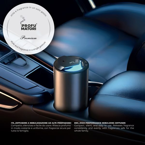 Diffusore per Auto Elettrico EVO CD 30 – Compatto, Silenzioso e Sicuro Diffusore per auto elettrico EVO CD 30 con luce blu acceso all'interno di un’auto. Design compatto, elegante e silenzioso. Fragranze sicure per tutta la famiglia.