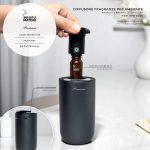 Diffusore elettrico EVO CD 30 aperto durante il caricamento del flacone da 10 ml. Corpo nero opaco con attacco caricatore USB. Copertura fino a 20 m².